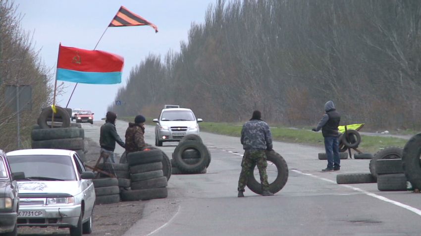 pkg walsh ukraine gunmen storm building _00005318.jpg