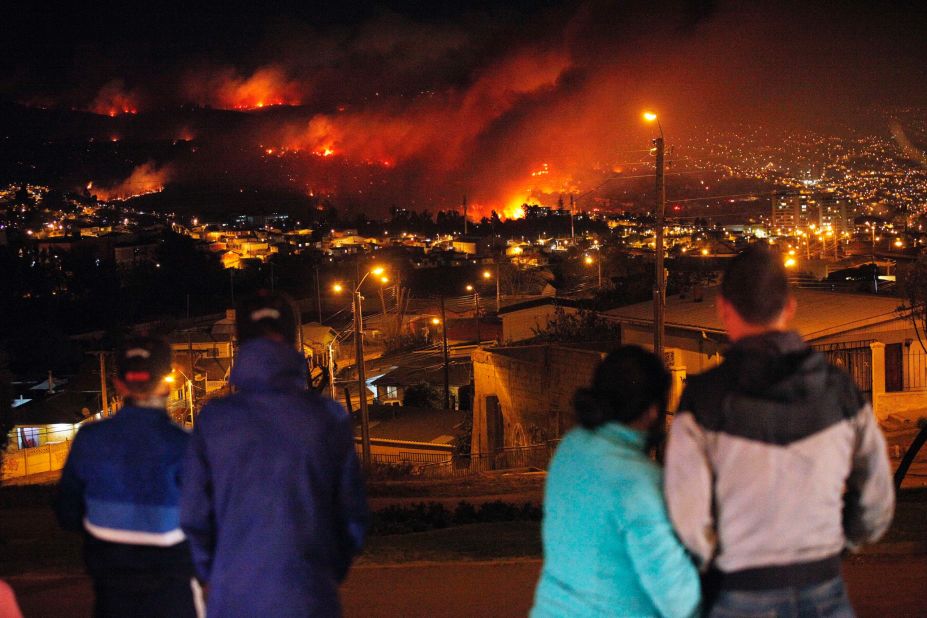 People watch as the fire rages through urban areas in Valparaiso on April 13.