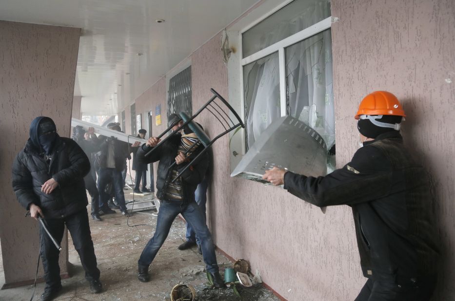 Men besiege the police station in Horlivka.
