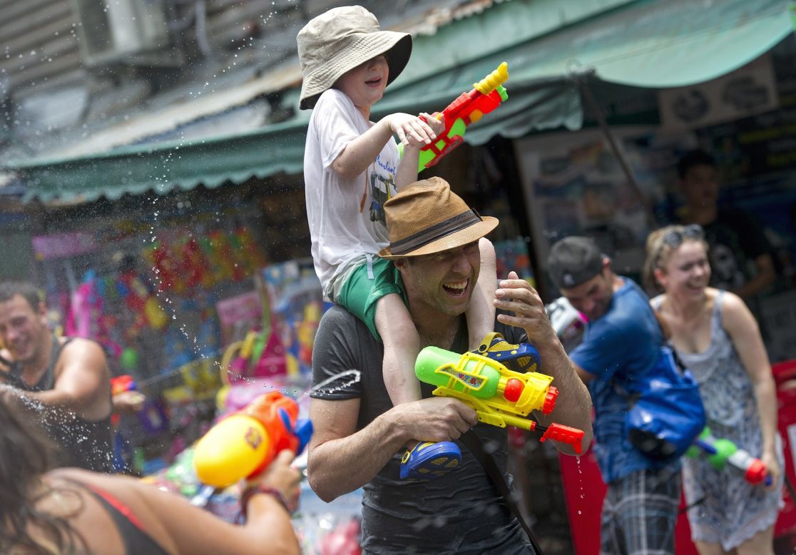 Los turistas extranjeros participan en guerras de agua durante el festival Songkran de Tailandia en Khao San Road de Bangkok (en la imagen). Chiang Mai es famoso por llevar a cabo las festividades de Songkran más salvajes. 