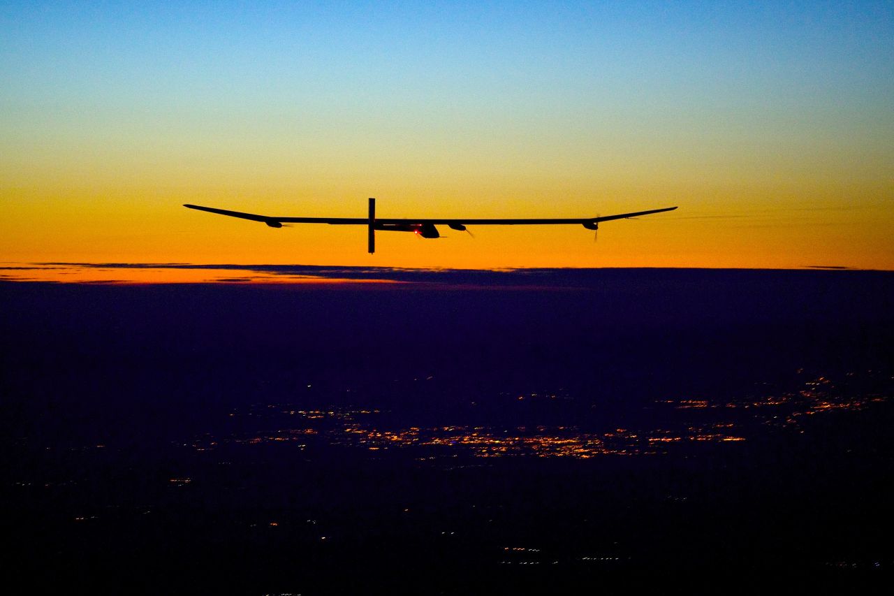 Solar Impulse 2 es la versión actualizada de un prototipo (en la foto) que hizo historia en el 2010, al convertirse en el primer avión solar capaz de volar durante la noche.
