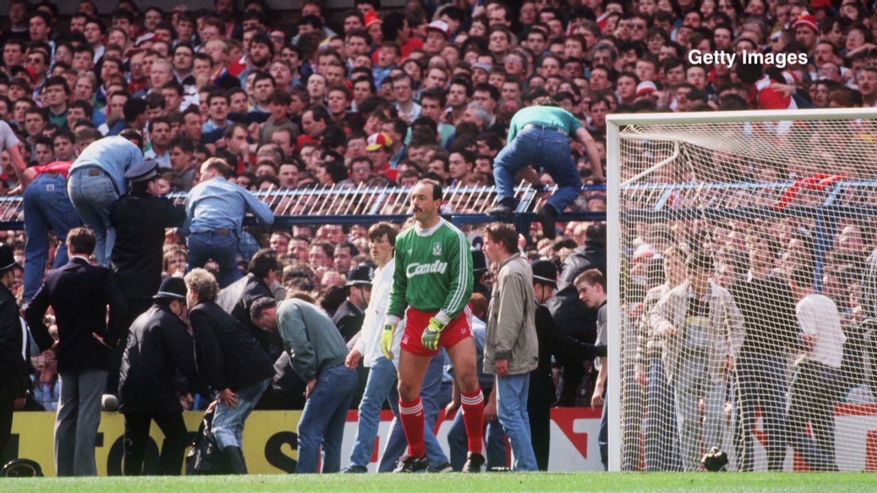 The game was stopped at six minutes past three. Moments before the players were taken off the pitch, fans had begun climbing over fences behind Liverpool goalkeeper Bruce Grobbelaar's goal to escape the crush.
