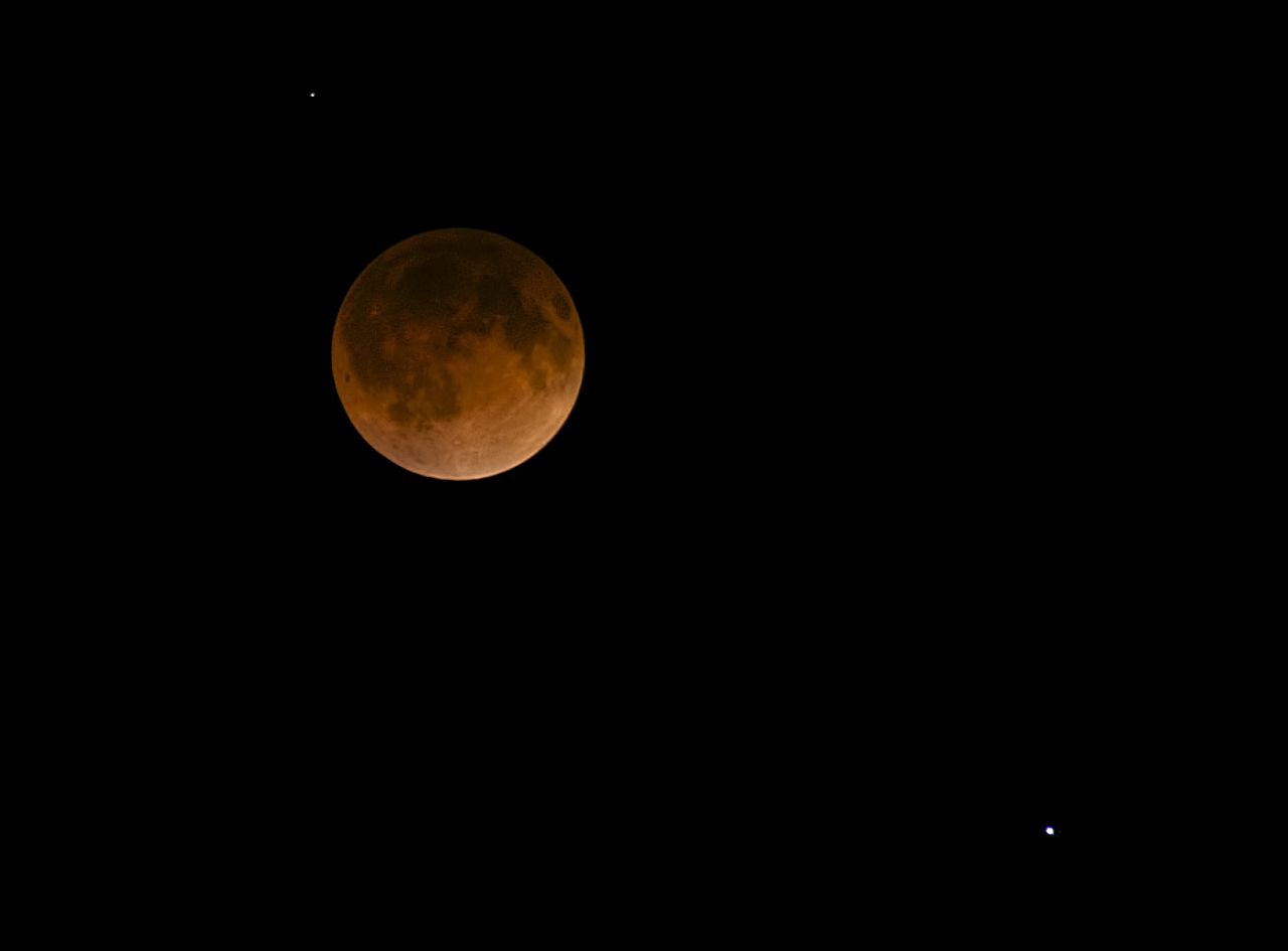 El iReportero Dan Huntley en general se dedica a la fotografía de paisajes y viajes, pero él apuntó al cielo con su cámara para obtener esta imagen de la "luna de sangre" sobre Dallas en abril. Huntley ha visto eclipses antes, pero no una luna de sangre. Él lo describió como algo "bastante impresionante". 