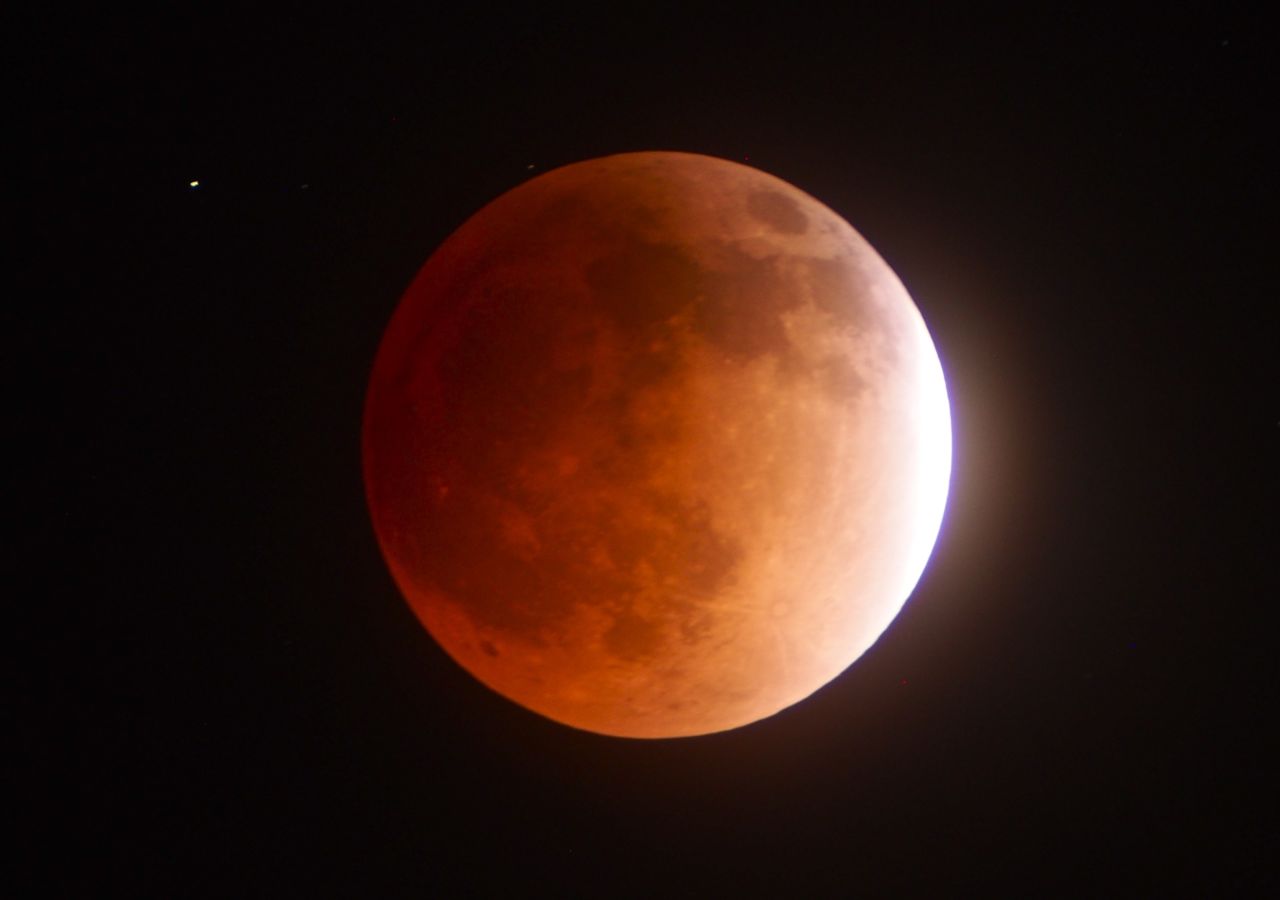 J. David Osorio, quien está familiarizado con la fotografía astronómica, fotografió las distintas fases del eclipse lunar. Empezó a fotografiarlo a las 10:45 p.m. del 14 de abril y terminó a las 3 a.m. del 15 de abril. Ve más de sus fotos de la progresión de la luna. 