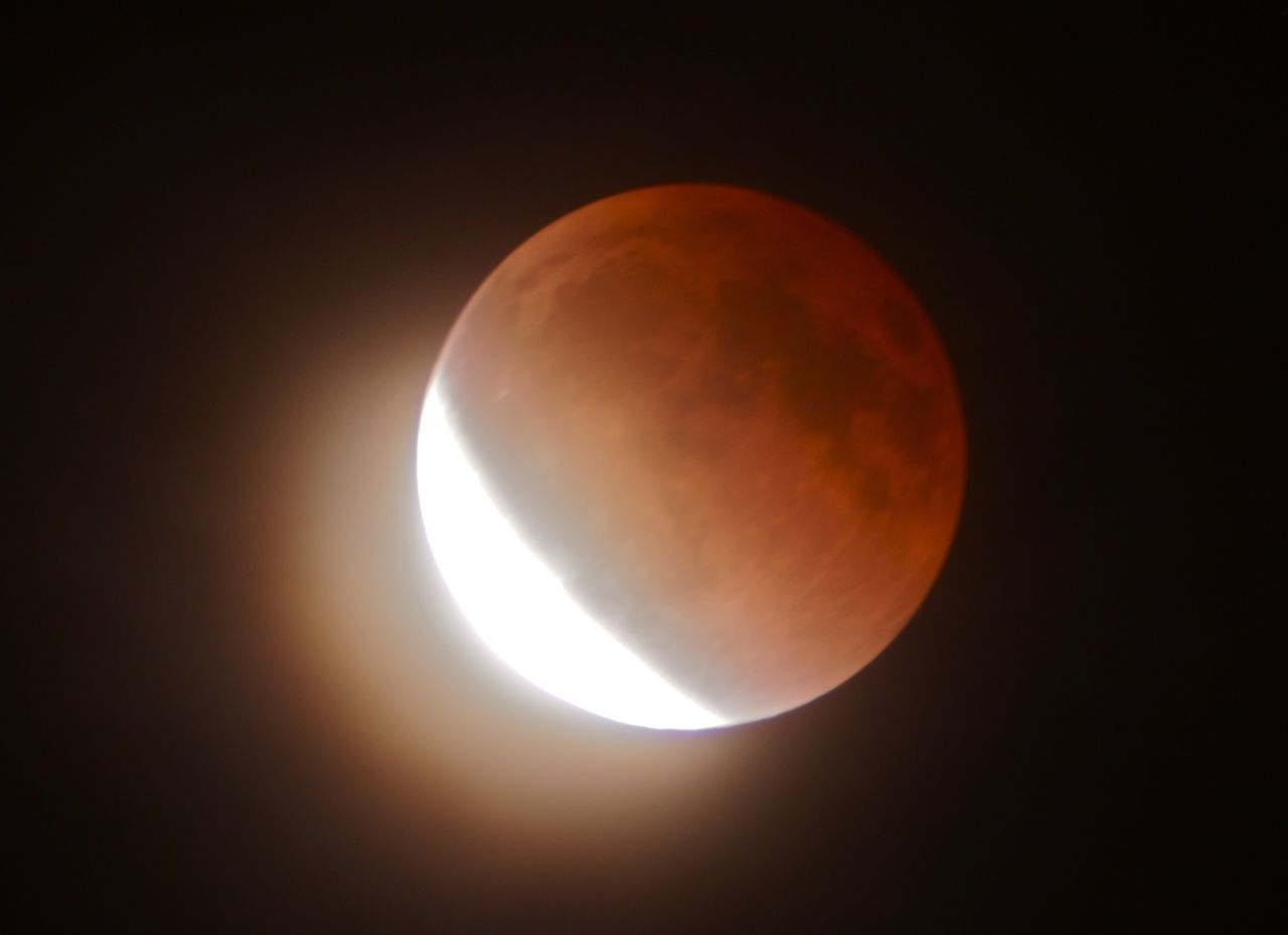 Osorio fue parte de un pequeño grupo de estudiantes de física pasados y actuales de la Universidad Estatal de California, Northridge que se reunieron para observar el eclipse lunar y la luna de sangre. "La reunión fue espontánea", dijo Osorio, un exalumno.