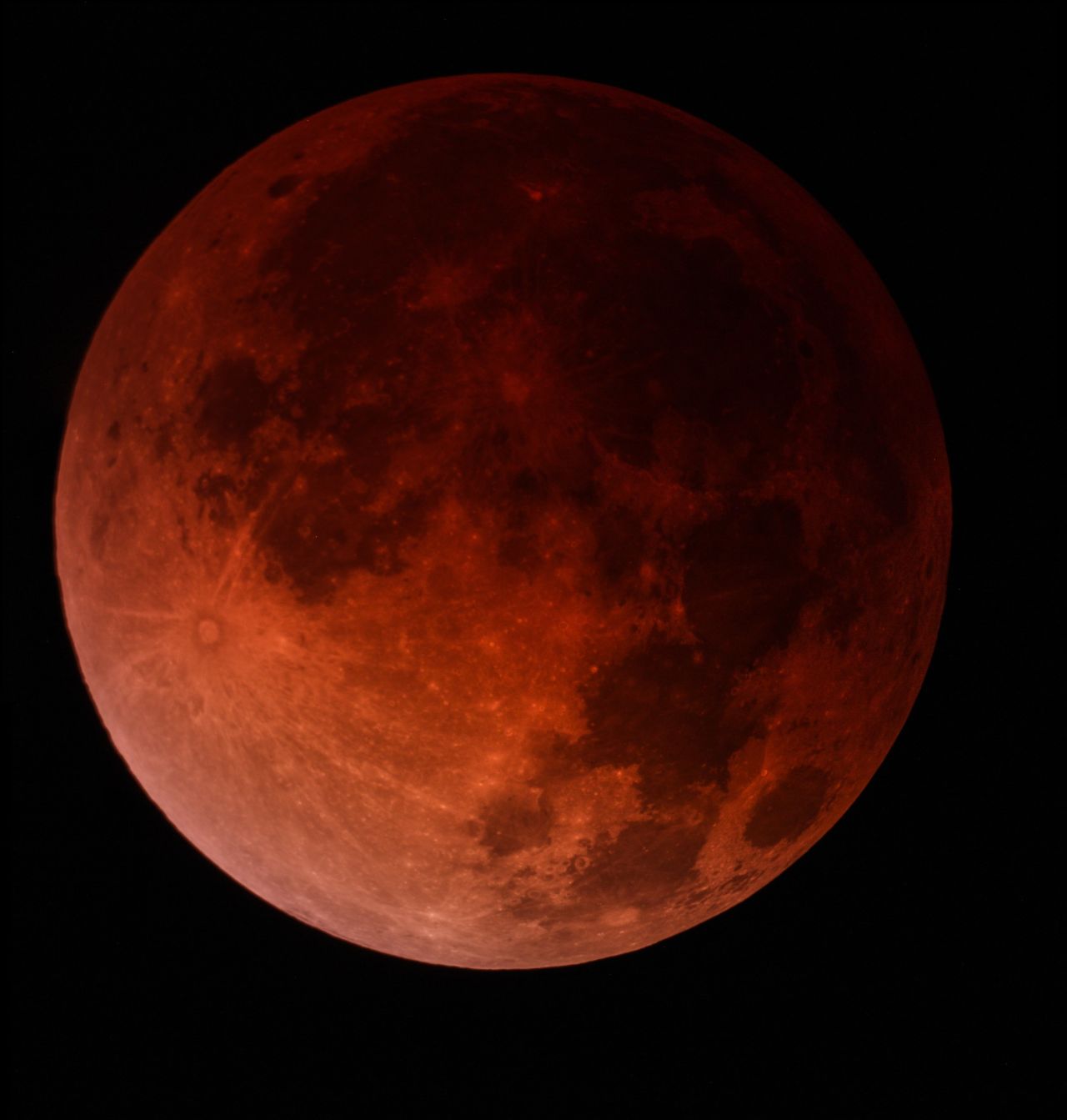 El estudiante de segundo curso de una escuela secundaria, Ahan Malhorta, y su papá, captaron esta imagen compuesta de la luna de sangre sobre Miami temprano el 15 de abril. "Mi papá y yo hemos estado planificando ver esto durante varios meses, y fue una experiencia verdaderamente impresionante", dijo Malhotra, un aficionado a la astronomía a quien le gusta fotografiar "sobre todo galaxias y nebulosas".