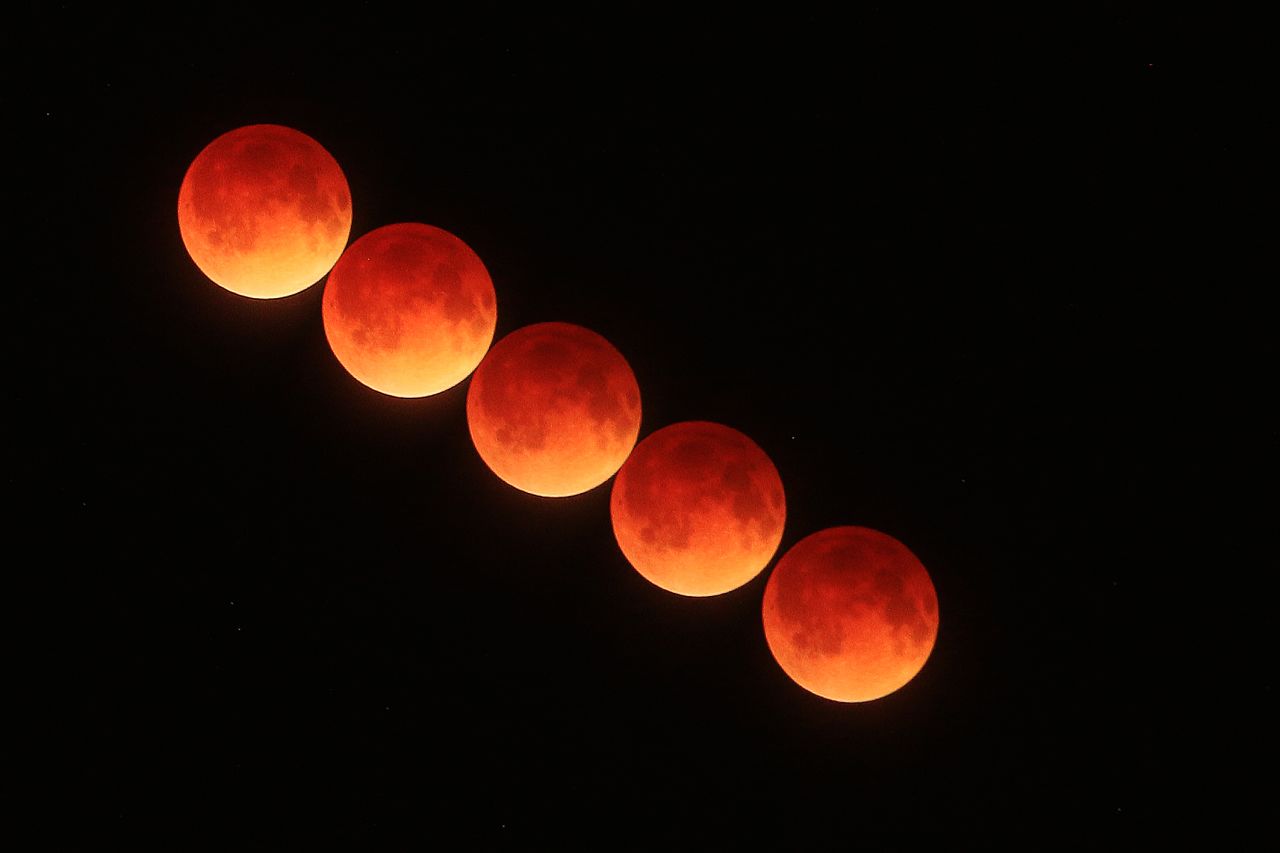 La luna de sangre del 15 de abril pasa sobre Port Orange, Florida, en esta imagen en time-lapse tomada por Kenneth Nguwai. 