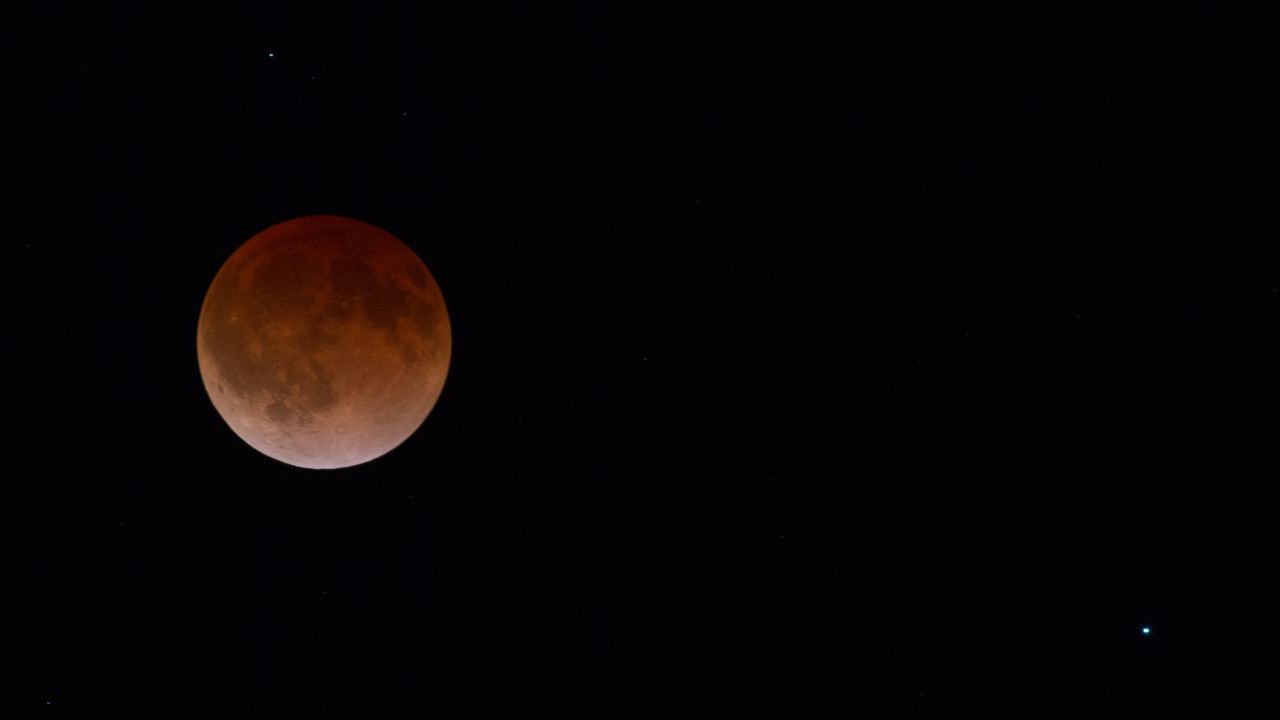 Norm Keally permaneció afuera a una temperatura de -2ºC para captar el inicio del eclipse lunar en Fort Collins, Colorado, temprano el 15 de abril. "Me siento afortunado por haber podido apreciar este eclipse", dijo.
