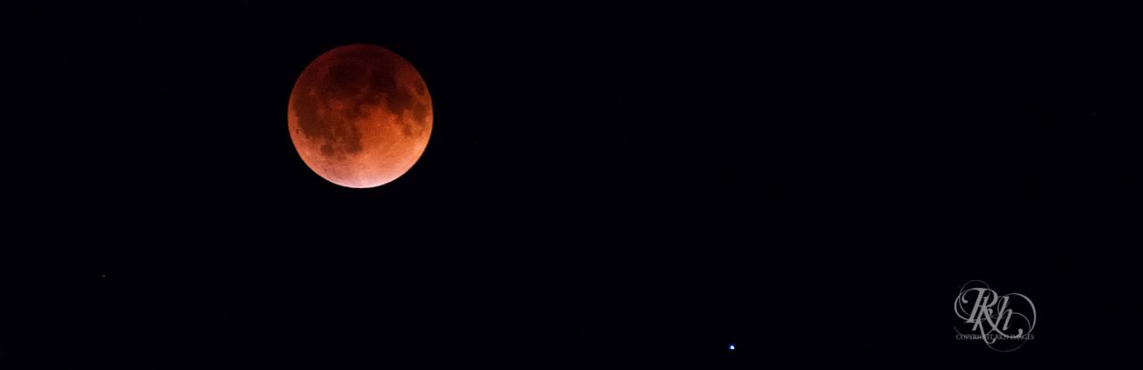 Kyle Hansen permaneció afuera durante una hora a una temperatura de -3ºC para tomar esta imagen de la luna de sangre sobre Burnsville, Minnesota. Dijo que había sido "bastante genial ver la sombra de la Tierra sobre la luna". 
