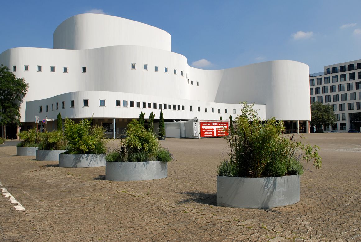 El teatro alemán data de 1818, cuando el rey de Prusia se lo dio como regalo a los habitantes de Düsseldorf. El teatro moderno, construido en la década de 1960, tiene líneas curvas ondulantes que se asemejan a una cortina de teatro. 