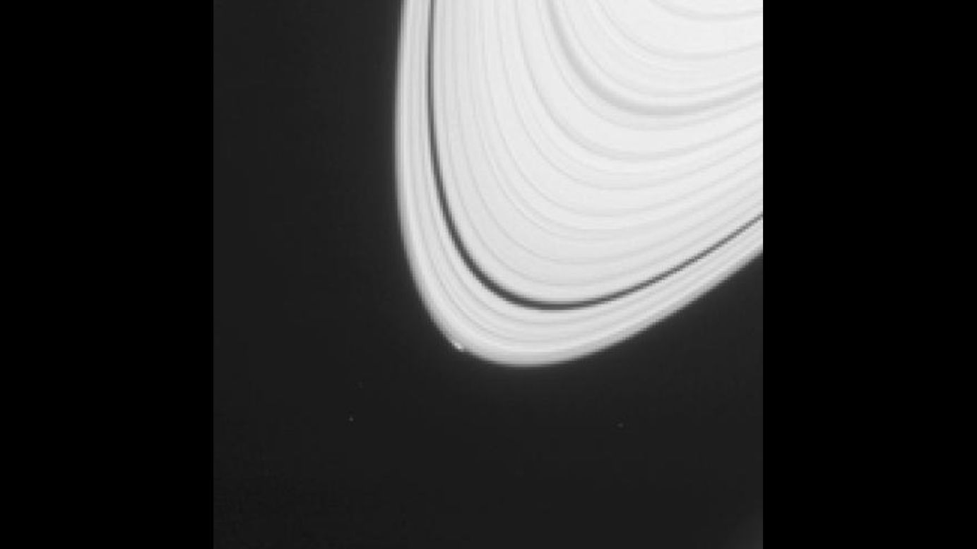 Es posible ver una pequeña señal luminosa en el borde exterior de los anillos de Saturno en esta imagen tomada en abril de 2013. El bulto en la estructura lisa del anillo es un objeto helado que podría brindar indicios respecto a cómo se formaron las lunas de Saturno.