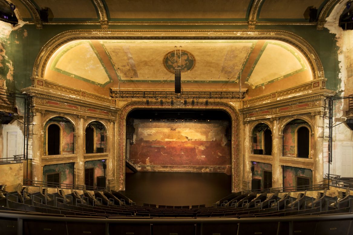 El teatro BAM (Academia de Artes de Brooklyn) Harvey abrió como un lugar para las obras de teatro, espectáculos y musicales antes de convertirse en una sala de cine en 1942, y luego de nuevo en un teatro en 1987. 