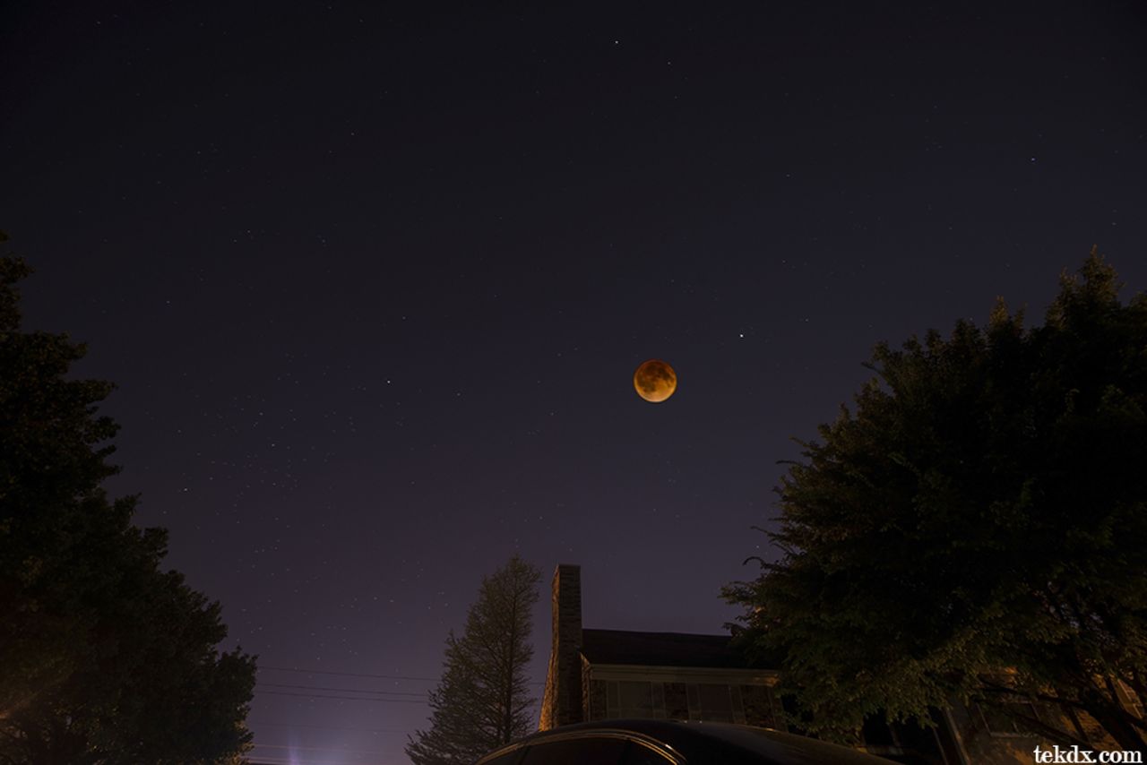 La fotógrafa Tiffany Chee-Stalnaker captó esta radiante imagen en Plano, Texas, temprano el 15 de abril. Ella dice que siempre está despierta en la noche y que esta vez, la vista fue "hermosa".