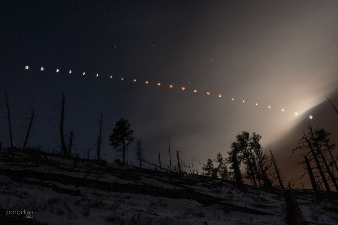 Nate Paradiso creó esta imagen compuesta del eclipse lunar del 15 de abril, como se vio desde las estribaciones de Boulder, Colorado.