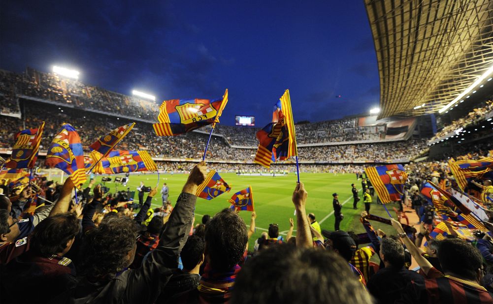 Barca fans gathered at Valencia's Mestalla Stadium hoping to see their team avoid a third straight defeat. The Catalan team had not lost three successive games since January 2003.
