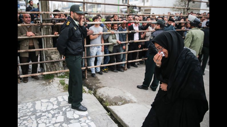 Maryam Hosseinzadeh, mother of the murder victim, walks over to the execution stand.