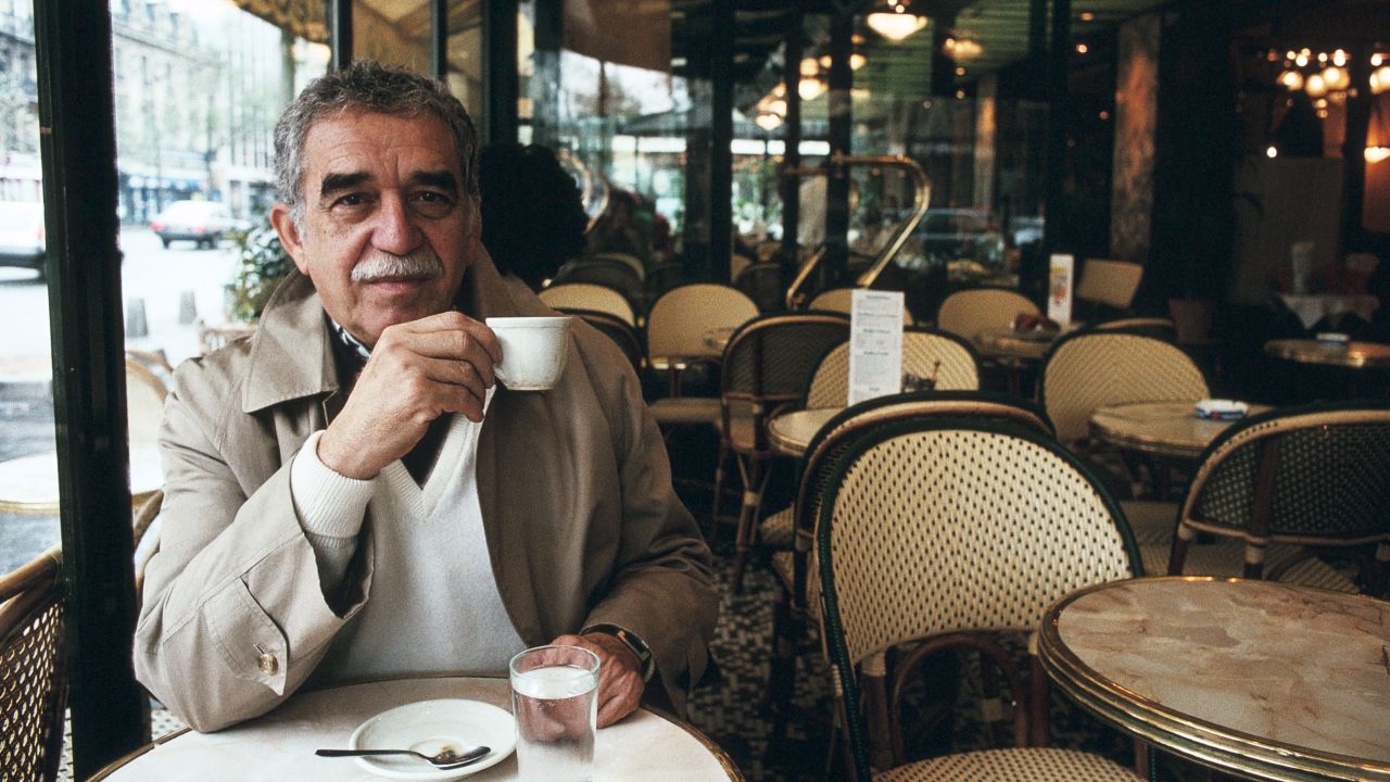 García Márquez poses for a portrait in Paris in 1990.