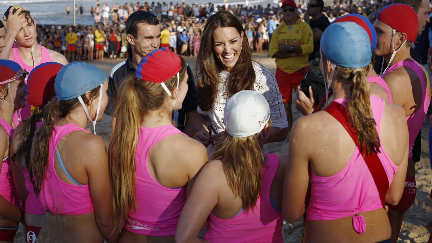 Catherine speaks with young lifeguards at Manly Beach in Sydney. 