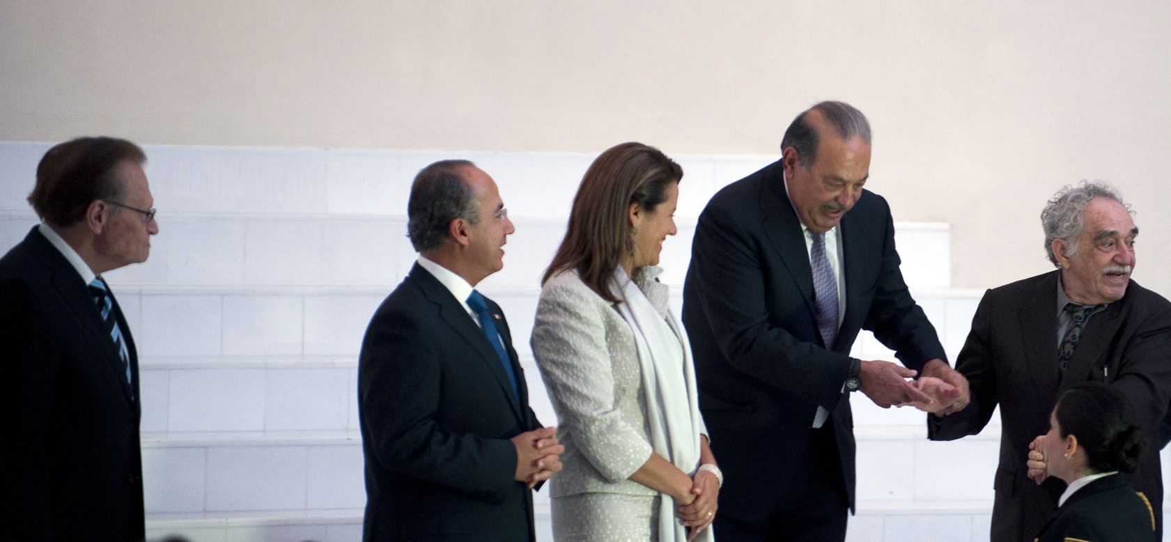 Gabo junto a de izq. a der.: Larry King, el ex presidente mexicano Felipe Calderón, Margarita Zavala de Calderón, y el magnate de los medios Carlos Slim. Ciudad de México, 1 de marzo de 2011.