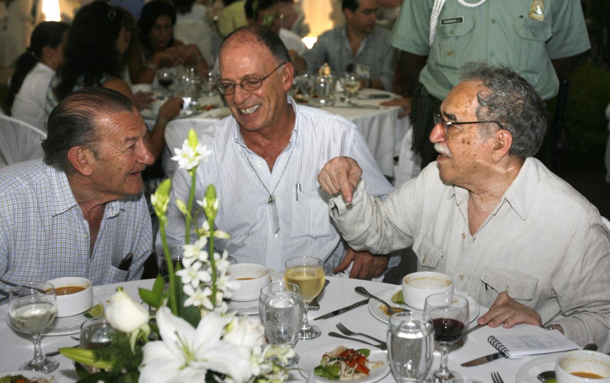 Gabo conversa con el exdirector del diario colombiano "El TIempo" Enrique Santos Calderón (centro) y el escritor colombiano José Salgar (izquierda). Cartagena, Colombia, 19 de marzo de 2007. 