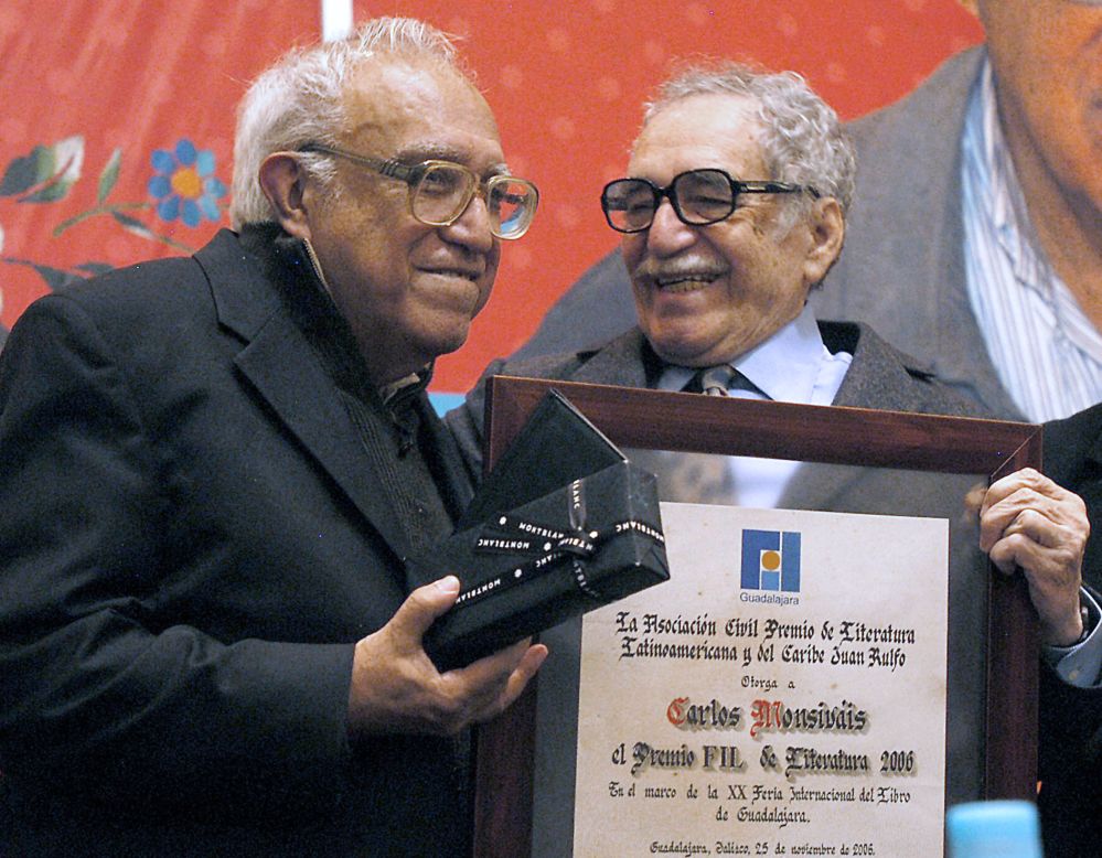 El escritor mexicano Carlos Monsivais junto a Gabriel Garcia Marquez. Guadalajara, México 25 de noviembre de 2006. 