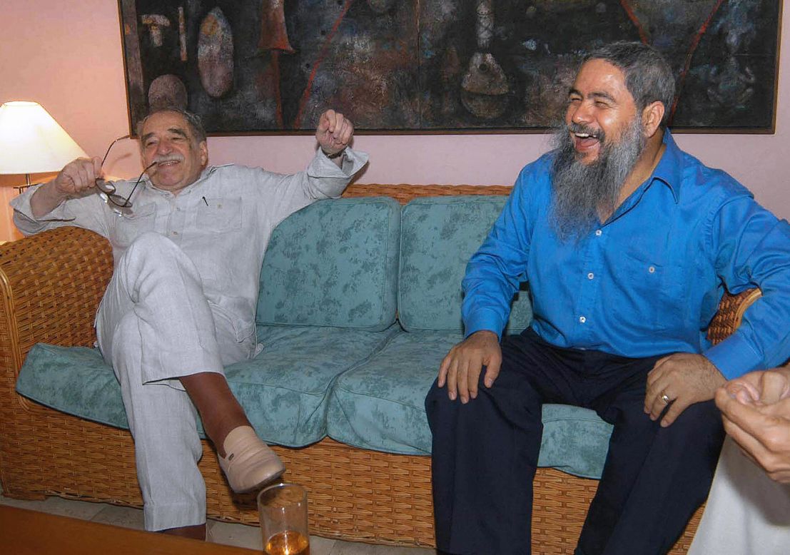 Gabriel García Márquez y Francisco Galán, vocero de la guerrilla del Ejercito de Liberación Nacional (ELN) de Colombia. Cartagena, 1 de febrero de 2006. 