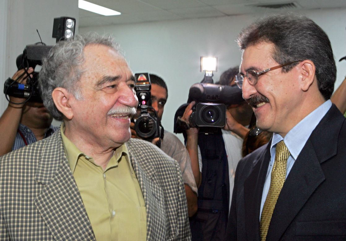 Antonio García, jefe militar del Ejercito de Liberación Nacional (ELN) conversa con García Márquez. La Habana, 16 de diciembre de 2005. 