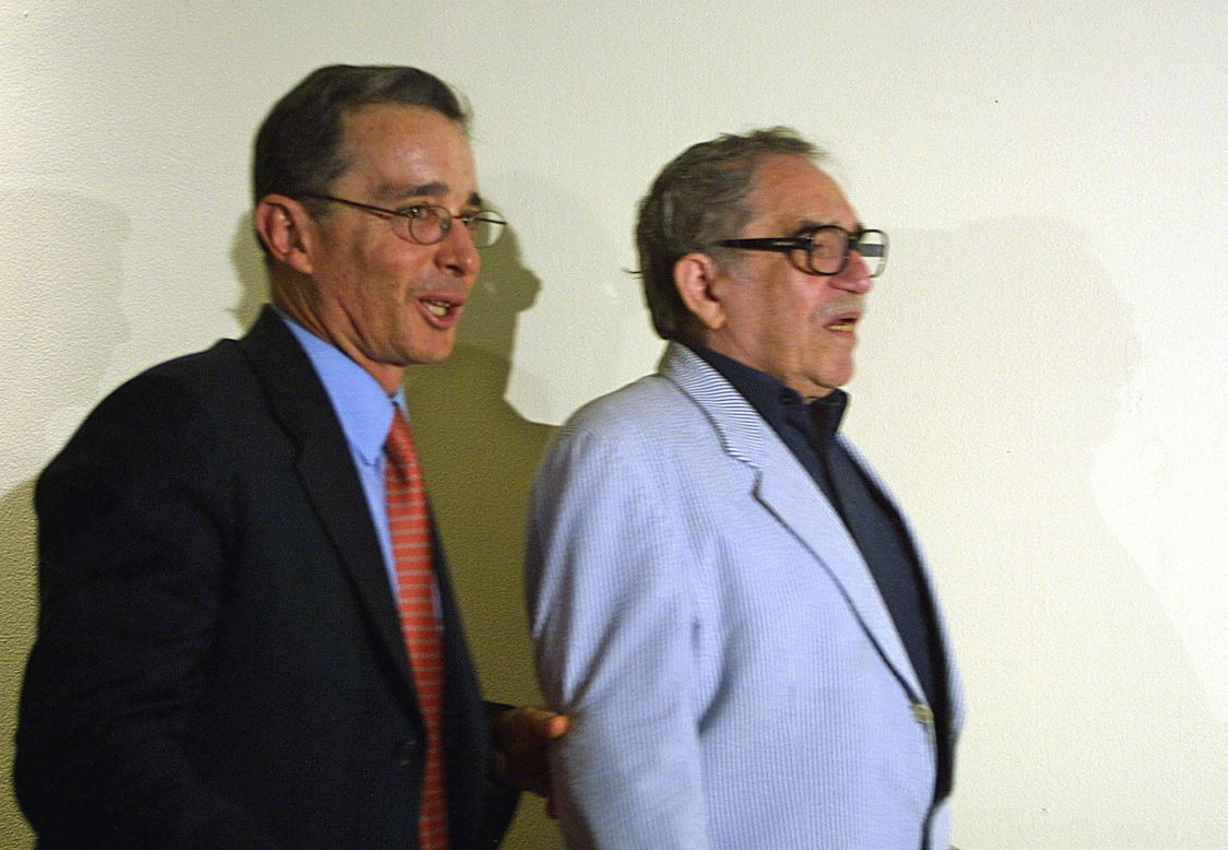 El expresidente colombiano Álvaro Uribe Vélez junto a García Márquez. Ciudad de México, 29 de mayo de 2004.