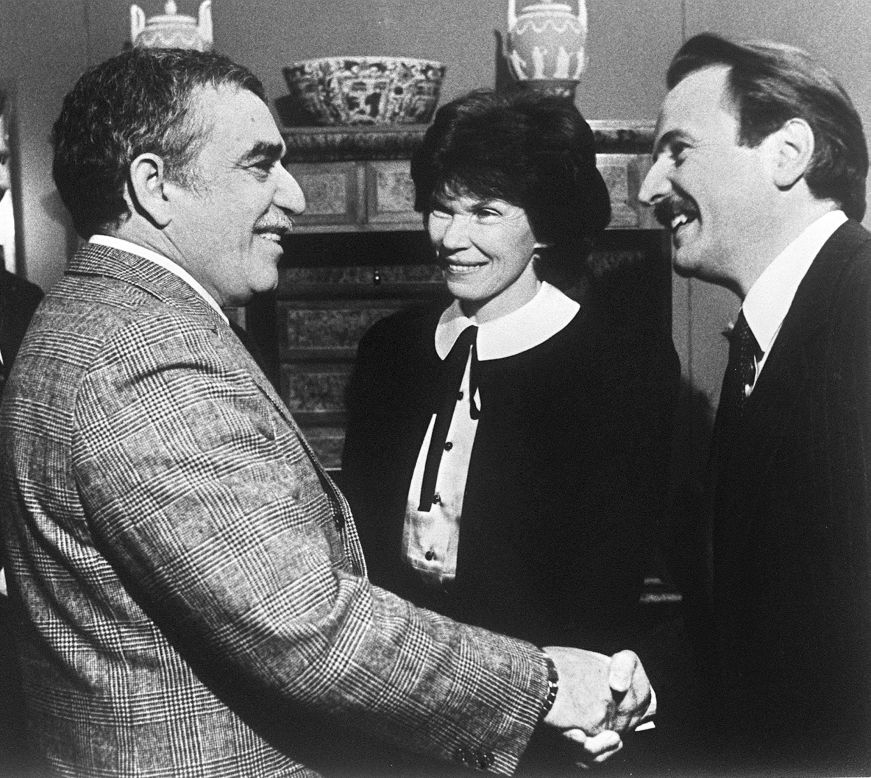 Gabo junto al escritor francés Regis Debray (izq.) y la primera dama francesa Danielle Mitterrand (centro). Estocolmo, Suecia 13 de diciembre de 1982.
