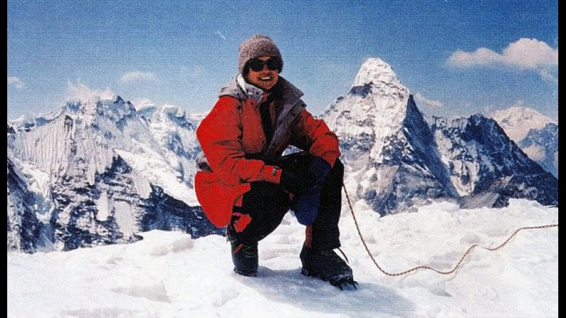 <strong>1998: First American woman to summit without bottled oxygen --</strong> Francys Distefano-Arsentiev was the <a href="index.php?page=&url=https%3A%2F%2Fwww.theguardian.com%2Ftheguardian%2F2000%2Ffeb%2F15%2Ffeatures11.g2" target="_blank" target="_blank">first American woman</a> to reach Everest's summit without bottled oxygen in May 1998. However, she and her husband, Sergei Arsentiev, died after becoming separated while attempting to descend in the dark. A climbing party found her barely conscious, but there was nothing they could do to save her. Her husband's body was found years later. 