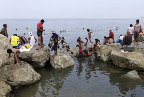 Despite government health warnings due to the polluted waters, many Filipino families flock annually to Manila Bay for an Easter dip.