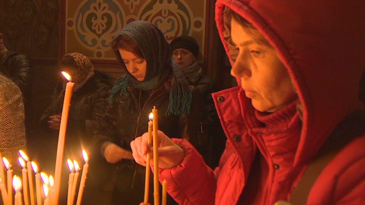 pkg pleitgen ukraine easter prayers_00011204.jpg