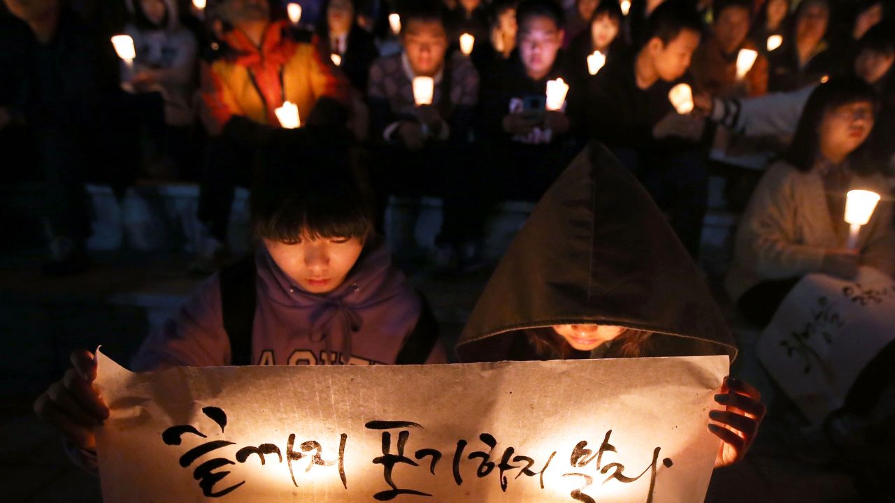 Danwon High School students and members of the public held a vigil for the missing ferry passengers on Sunday.