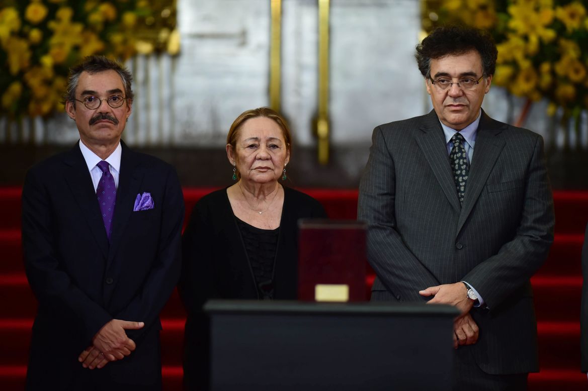 Mercedes Barcha, esposa de García Márquez, junto a sus hijos Gonzalo y Rodrigo, frente a la urna con las cenizas del Nobel, durante un homenaje en el Palacio de Bellas Artes en México.