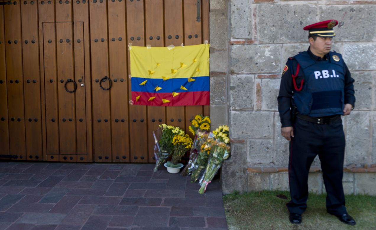 Un miembro de la Policía de Bancos e Industrias de México en la entrada de la casa del fallecido Gabriel García Márquez.