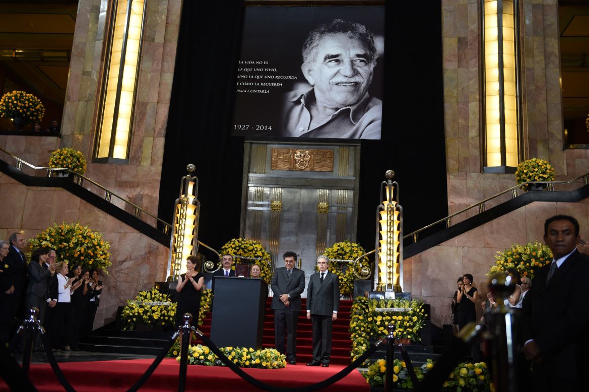 La familia de Gabriel García Márquez durante el homenaje en el Palacio de Bellas Artes en Ciudad de México.