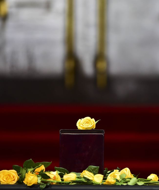 Rosas amarillas, las favoritas de 'Gabo' sobre la urna con sus cenizas.
