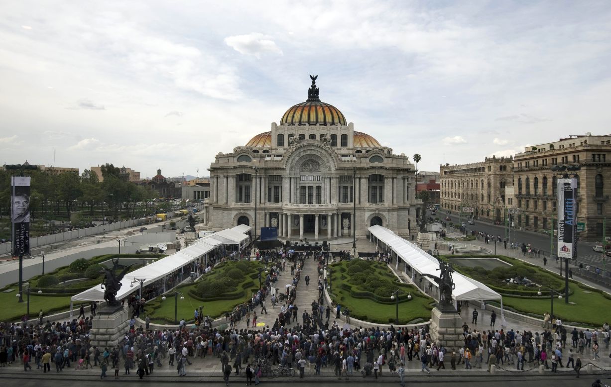 La multitud afuera del Palacio de Bellas Artes en Ciudad de México.