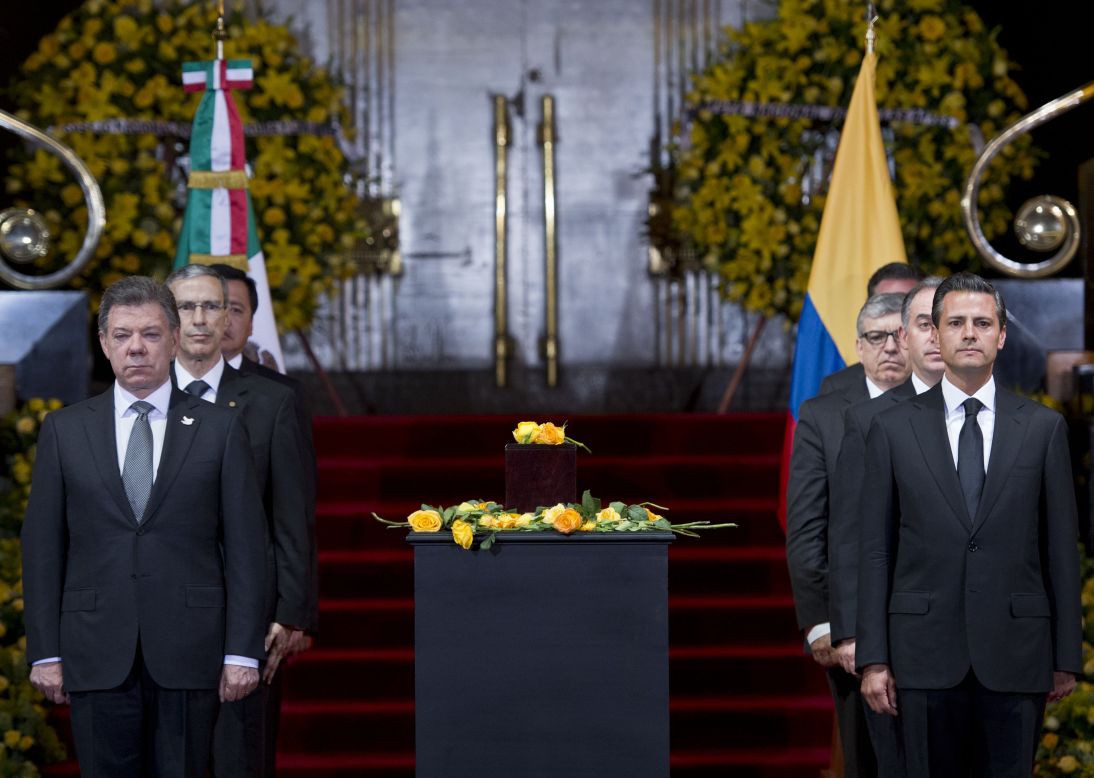 El presidente mexicano Enrique Peña Nieto y el colombiano Juan Manuel Santos hacen guardia a la urna con las cenizaas de Gabriel García Márquez durante el homenaje en el palacio de Bellas Artes en CIudad de México el 21 de abril.