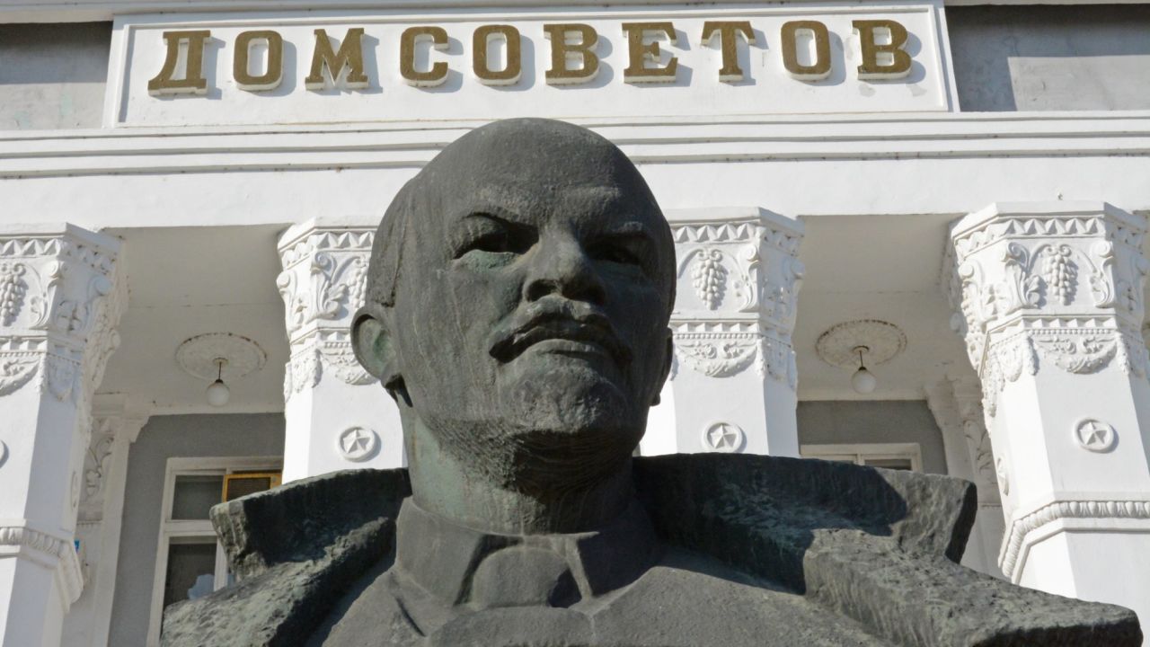 Tiraspol: Statuesque Soviets.