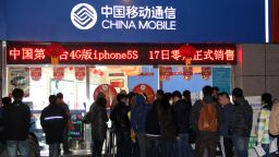 Chinese customers queue up early on January 17, 2014 to purchase the IPhones with 4G (fourth generation) network at a China Mobile outlet in Nanjing, in eastern China's Jiangsu province.