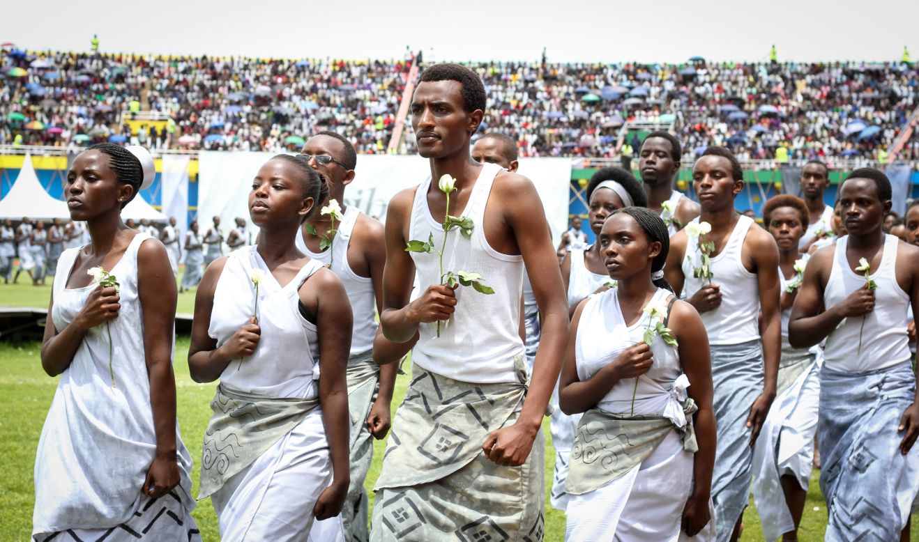 Jóvenes ruandeses, quienes aparecen aquí en una presentación en el estadio Amahoro de Kigali el 7 de abril, han jugado un papel importante en los eventos conmemorativos. 