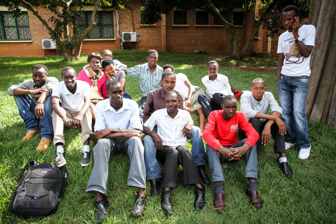 Jean Clude Nkusi (abajo a la izquierda) ha sido elegido como el padre de la familia Urumuri, la cual está conformada por 24 hijos. Algunos de ellos aparecen aquí en la Facultad de Educación de la Universidad de Ruanda. 