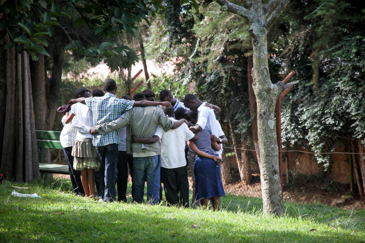 En Ruanda, jóvenes que sobrevivieron al genocidio están formando "familias artificiales para ayudarse unos a otros, emocional y económicamente". 