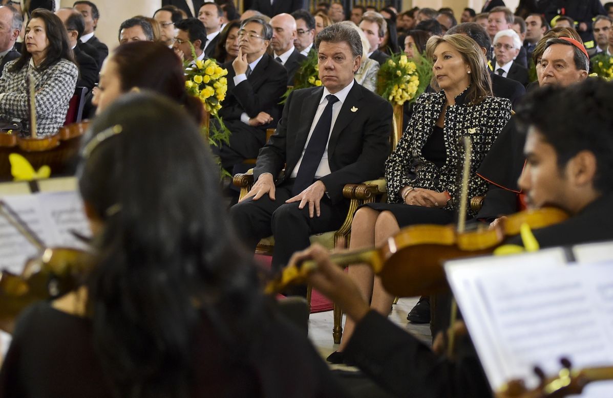 El presidente de Colombia Juan Manuel Santos, junto a su esposa, durante la ceremonia tributo al Nobel Gabriel García Márquez en Bogotá el martes de 22 de abril.