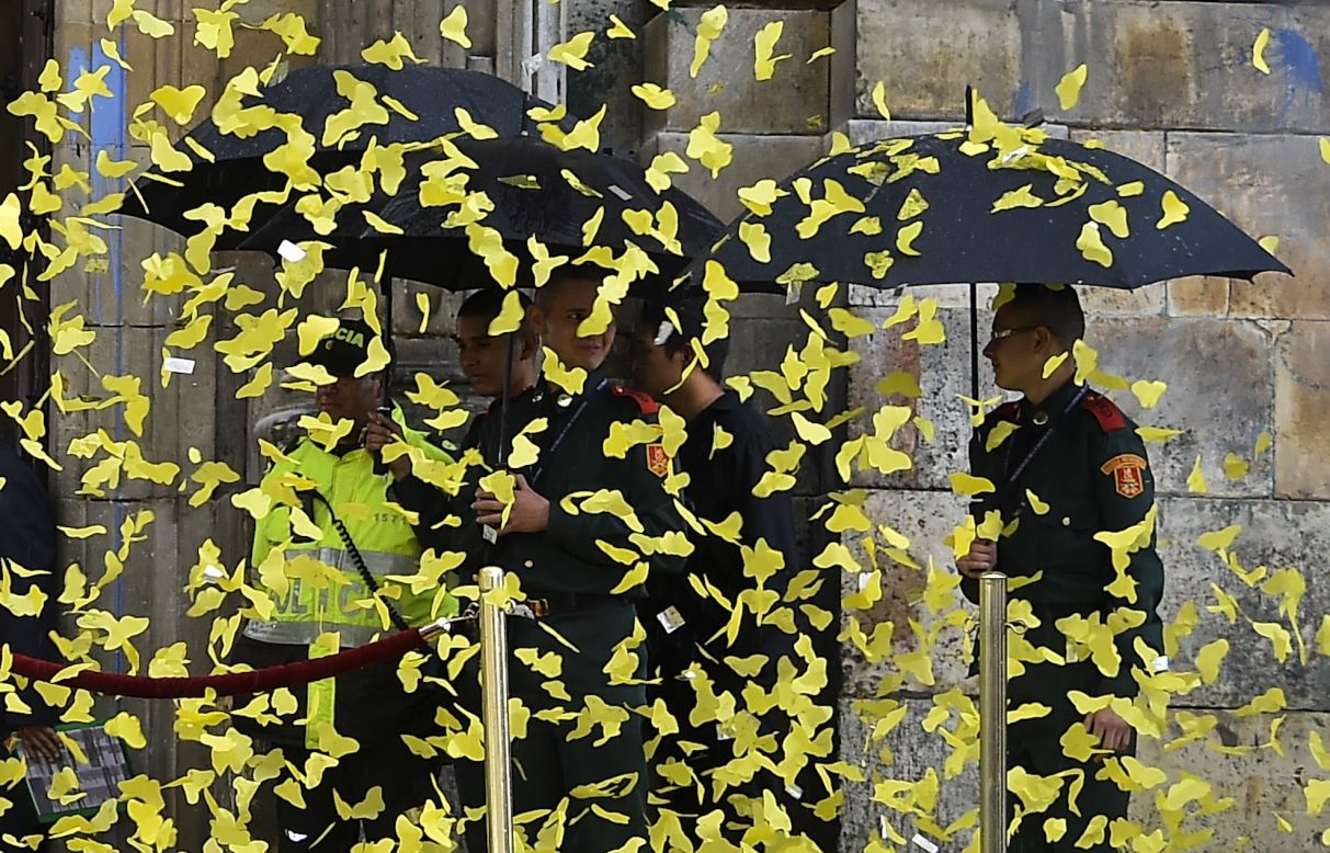 Las características mariposas amarillas adornaron la ceremonia en el centro de Bogotá.