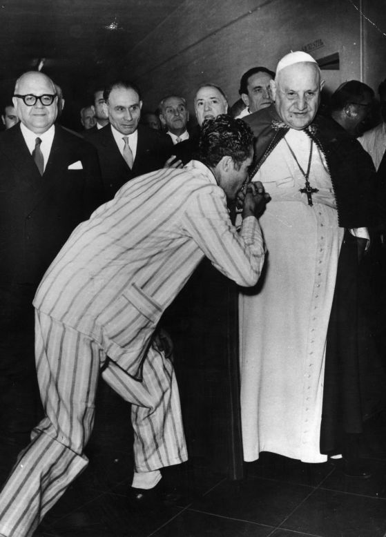 Él evitó muchas de los adornos y tradiciones del papado, y optó por visitar ciudadanos "ordinarios" en hospitales y prisiones en lugar de recluirse en el Vaticano.