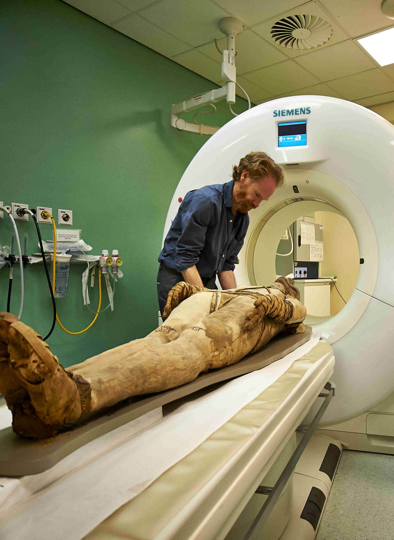 The British Museum has started scanning several mummies from its collection using a CT scanner from the Royal Brompton Hospital in London.