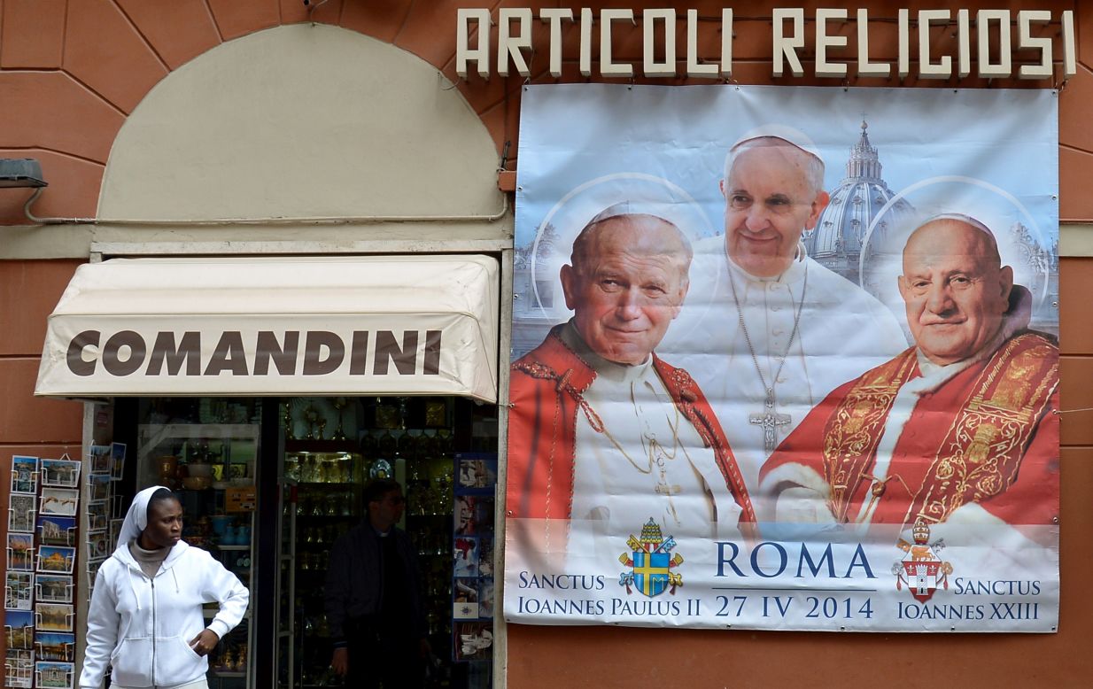 El papa Juan XXIII (a la derecha) será canonizado junto al papa Juan Pablo II (a la izquierda) por el papa Francisco (al centro) el 27 de abril de 2014.