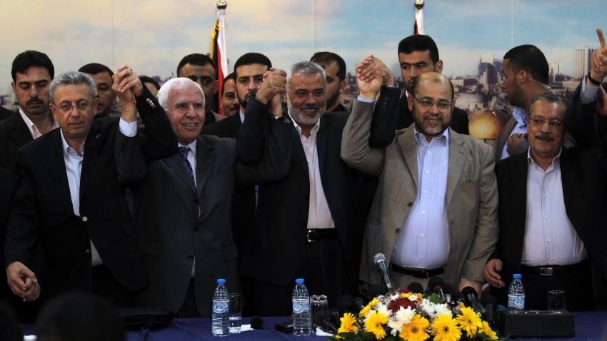 Palestinian, Fatah and Hamas representatives pose for a picture in Gaza on April 23, 2014 after they agreed to form a unity government.